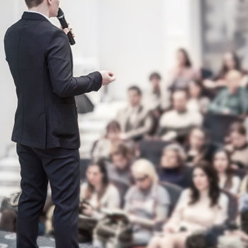 Photo d'un homme parlant lors d'une conférence
